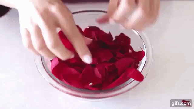 Học ngay bí quyết làm nước hoa hồng cực đơn giản để da lúc nào cũng săn chắc và láng mịn - Ảnh 3.