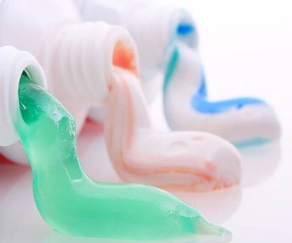 tẩy lông chân bằng kem đánh răng