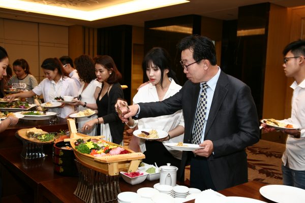 Học viên giao lưu với bác sĩ trong thời gian teabreak