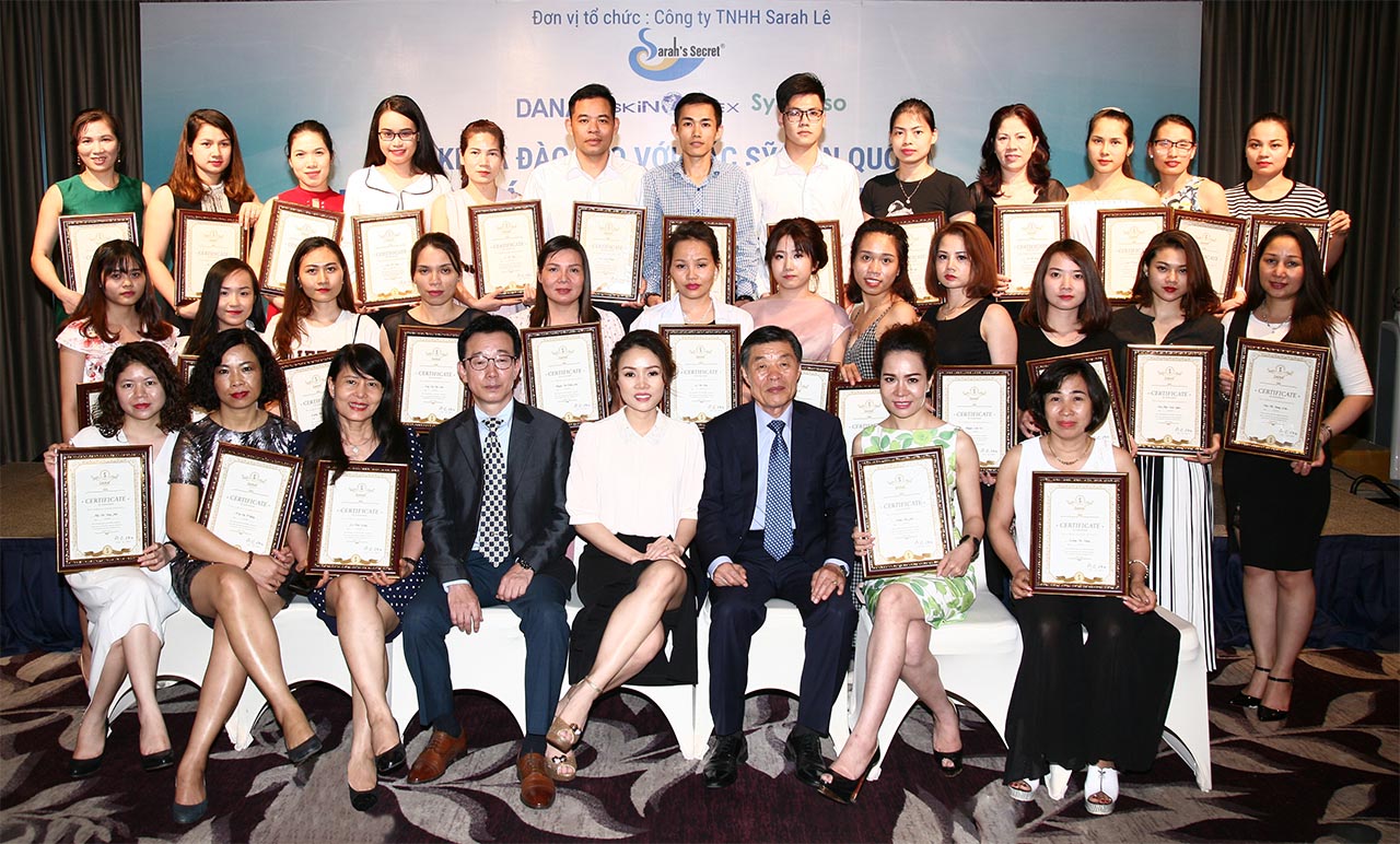 khóa học tri ân khách hàng Sarah Le trao bằng