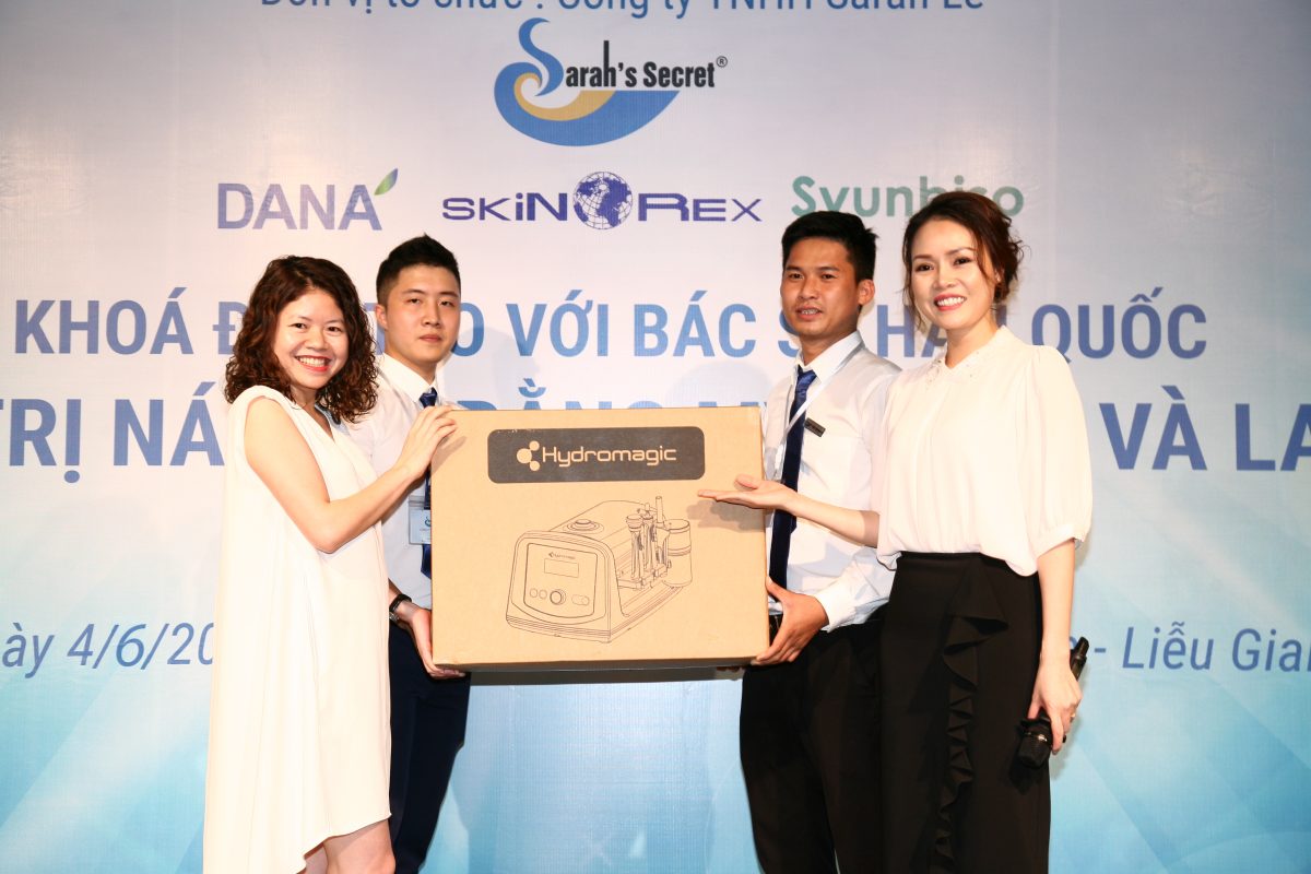 CEO Sarah Tú trao tặng giải thưởng cho khách hàng may mắn