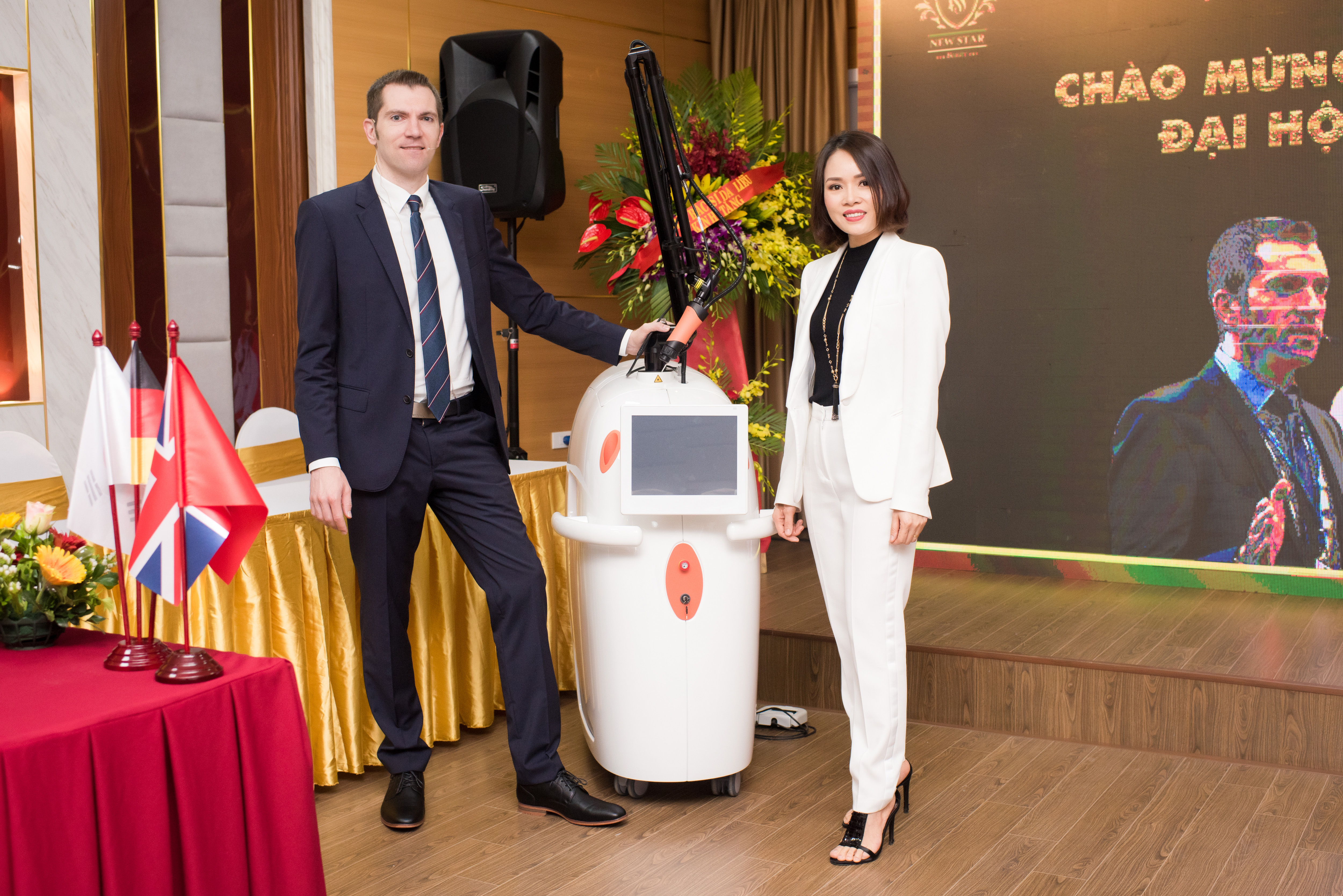 Bác sĩ da liễu Carstern và CEO Sarah Tú