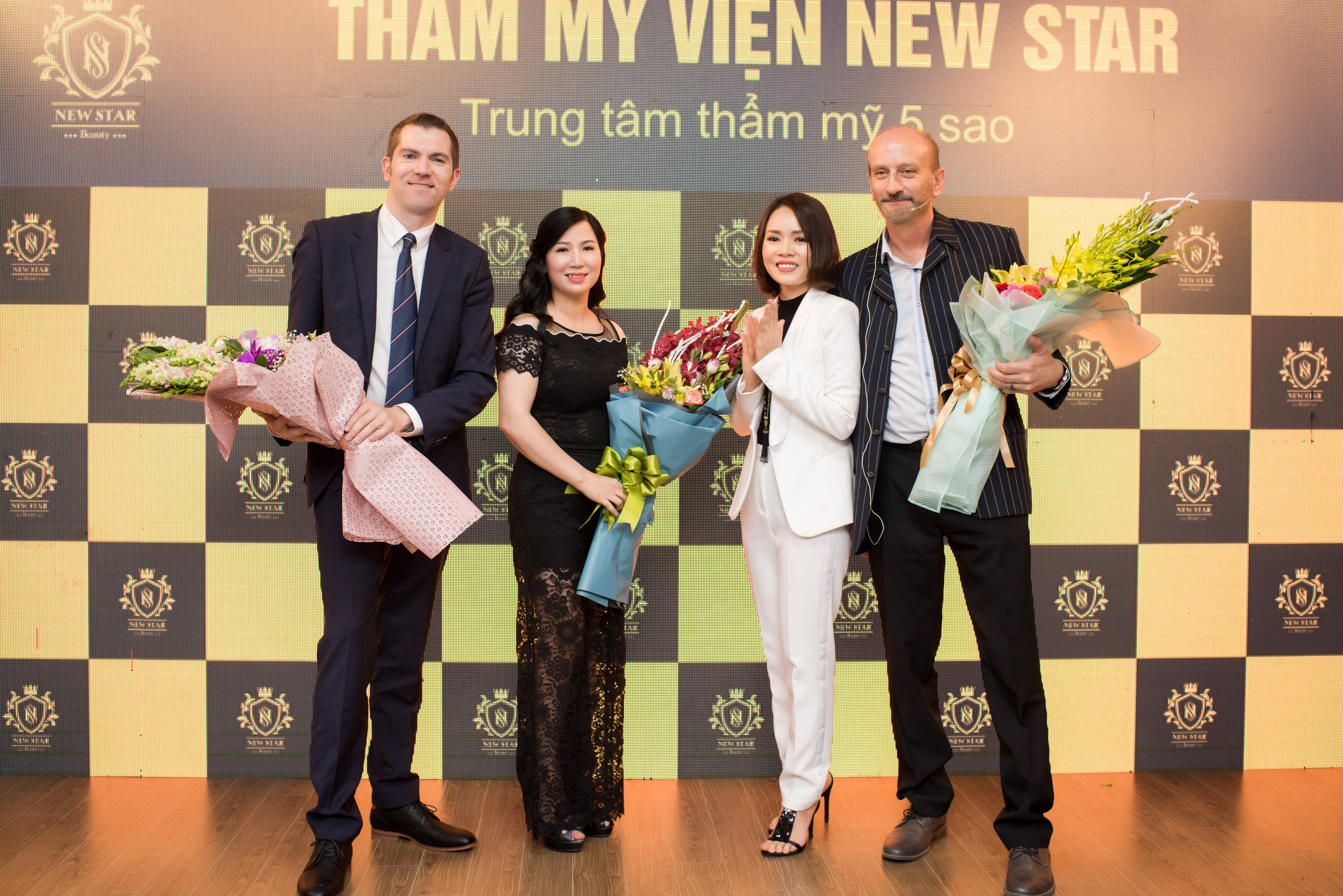 CEO Sarah Tú bên cạnh chị Hương Giang trong buổi chuyển giao công nghệ